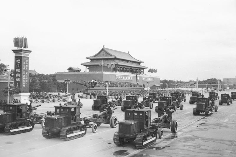 这些受阅武器装备震撼亮相您提到的受阅武器装备震撼亮相可能指的是某个特定的阅兵式或展览中，各种先进的武器装备以震撼的方式展示给公众。