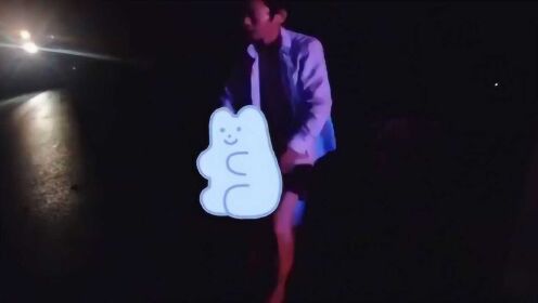 夜晚路中现直立男子